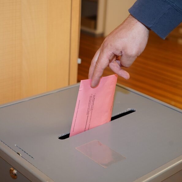 Die Aufnahme zeigt eine Stimmabgabe.