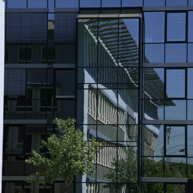 Das Foto zeigt die Glasfassade eines Gebäudes.