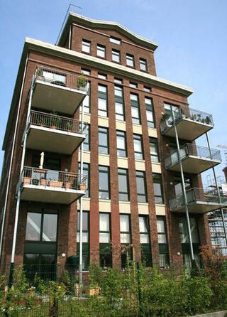 Das Foto zeigt ein großes Gebäude im Stadtteil Grube Carl. Dort war früher eine Brikettfabrik.