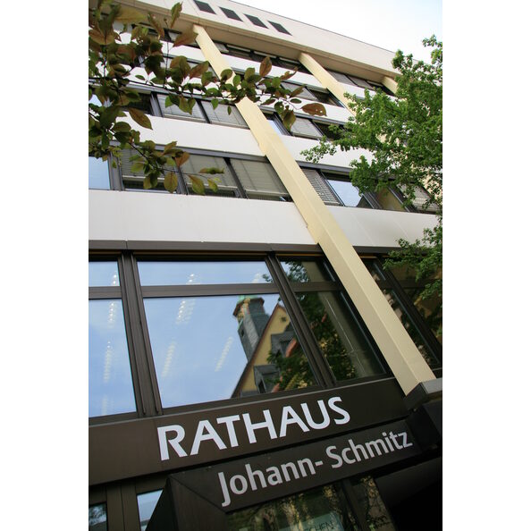 Das Foto zeigt einen Eingang zum Frechener Rathaus am Johann-Schmitz-Platz.
