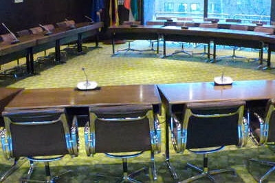 Das Bild zeigt einen Ausschnitt des Neuen Sitzungsaals im Frechener Rathaus.