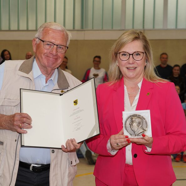 Für Franz Becker gab es von Bürgermeisterin Susanne Stupp die Kurt-Bornhoff-Medaille.