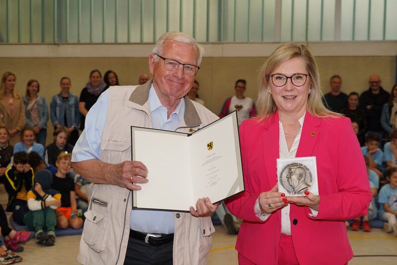 Für Franz Becker gab es von Bürgermeisterin Susanne Stupp die Kurt-Bornhoff-Medaille.