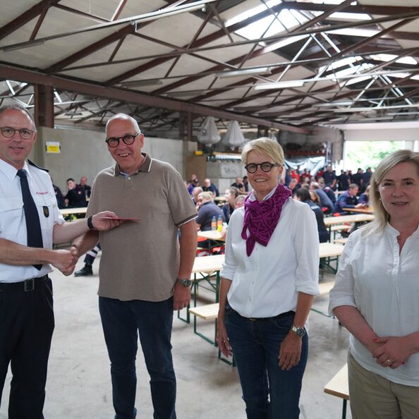 Bürgermeisterin Susanne Stupp (r.) und Brandamtmann Olaf Zimmermann (l.) dankten den Eigentümern von Gut Neu-Hemmerich, Cornel und Angela Lindemann-Berk, mit einem Weingutschein.