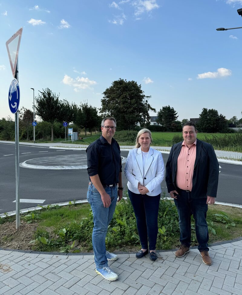 Bereits im November 2023 konnte der erste Bauabschnitt zwischen der Eisenbahnbrücke und der Straße „Marienhofer Weg“ fertiggestellt werden. Ende August 2024 wurde auch der zweite Abschnitt, der sich vom Kreisverkehr „Auf dem Rotental“ bis zur „Karl-Löwe-Straße“ erstreckt, für den Verkehr freigegeben.  Bürgermeisterin Susanne Stupp freut sich, dass die Bauarbeiten planmäßig und im vorgesehenen Kostenrahmen abgeschlossen werden konnten: „Durch die Sanierung der Fahrbahn und der Ergänzung des neuen Kreisverkehrs wird der Verkehr in diesem Bereich wieder deutlich entlastet und der Verkehrsfluss im Stadtgebiet verbessert.“  Im Rahmen der Bauarbeiten, die insgesamt eine Länge von 460 Metern umfassten, wurde nicht nur die Straße vollständig erneuert, sondern auch der Straßenraum neugestaltet. Dazu gehören neue Pflanzbeete, Parkstreifen sowie Aufpflasterungen. Außerdem wurde das Kanalnetz um etwa 100 Meter erweitert und ein neuer Kreisverkehr im Bereich der Karl-Löwe-Straße geschaffen. Die gesamten Baukosten betrugen rund 1,5 Millionen Euro. Die Bauzeit für beide Abschnitte betrug etwa 12 Monate.