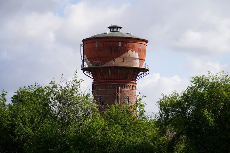 Mit den Wahrzeichen der Stadt Frechen, wie dem Wasserturm, beschäftigt sich der Tag des offenen Denkmals 2024.
