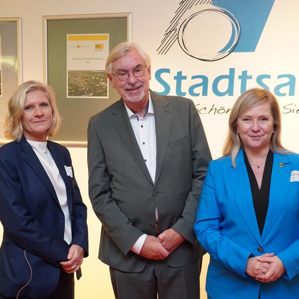 Bürgermeisterin Susanne Stupp (r.), Wirtschaftsförderin Vera Borchard und IFU-Vorsitzender Prof. Dr. Jürgen Höser begrüßten die Gäste im Stadtsaal Frechen.