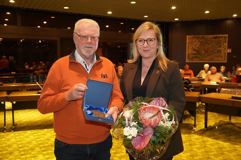 Peter Kleinen wurde von Bürgermeisterin Susanne Stupp mit der Ehrengabe der Stadt Frechen ausgezeichnet.