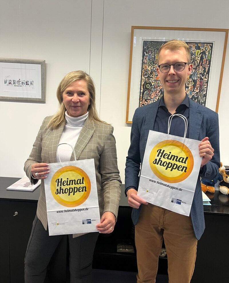 Bürgermeisterin Susanne Stupp und Philipp Schlenkert aus der städtischen Wirtschaftsförderung unterstützen die Initiative Heimatshoppen
