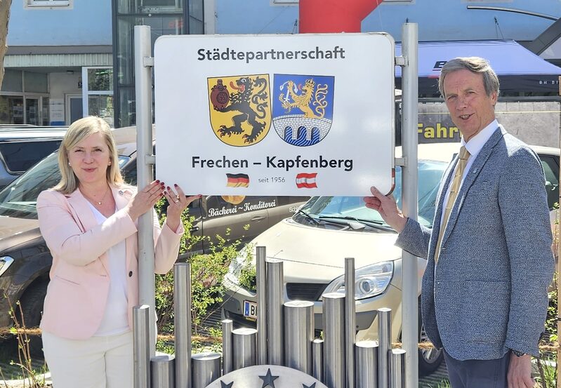 Auf dem neugestalteten Frechener Platz übergab Frechens Bürgermeisterin Susanne Stupp das neue Partnerschaftsschild an ihren Kapfenberger Kollegen Fritz Kratzer.