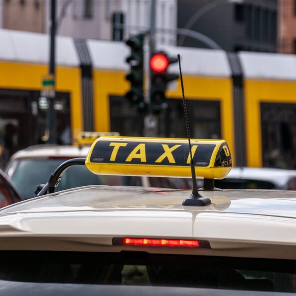 Die Aufnahme zeigt ein Taxischild.