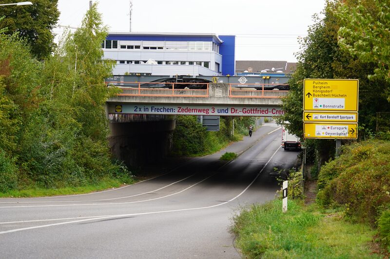 Die Bonnstraße wird wegen einer Überprüfung der HGK-Brücke teilgesperrt.