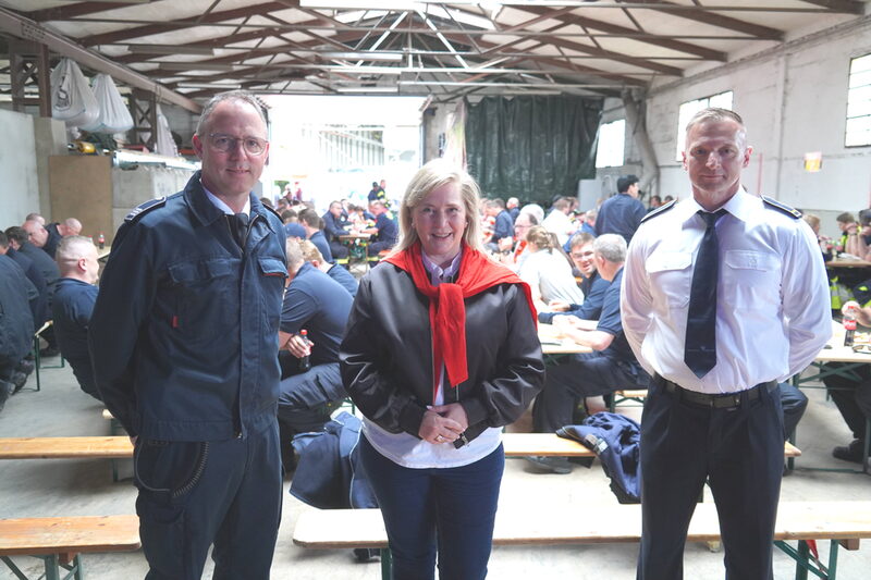 Bürgermeisterin Susanne Stupp schaute im Bereitstellungsraum auf Neu-Hemmerich bei Brandamtmann Olaf Zimmermann (l.) und dem stellvertretenden Leiter der Feuerwehr Frechen, Ralf Odermatt, vorbei.