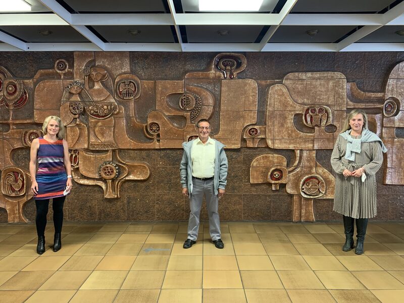 v.l.n.r. Schulleiterin Monika Azizmohammadi, Wolfgang Schmiedchen und Bürgermeisterin Susanne Stupp vor dem Keramikrelief