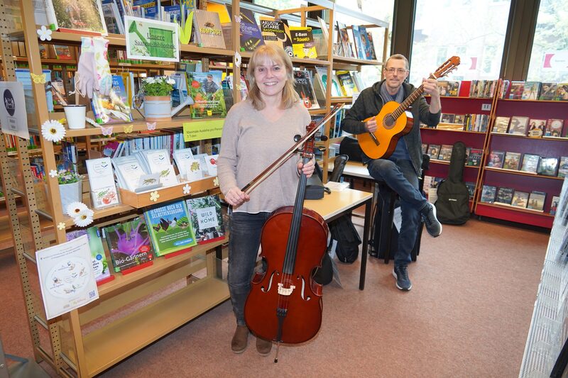 Stadtbüchereileiterin Marion Lombardo (l.) und Musikschulleiter Bernd Golenia präsentieren die Instrumentenbibliothek in der Stadtbücherei Frechen.