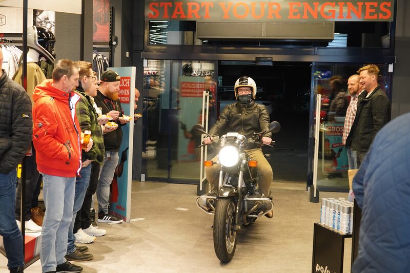 Andrew Thorndike fuhr mit dem Motorrad in den Polo Store.