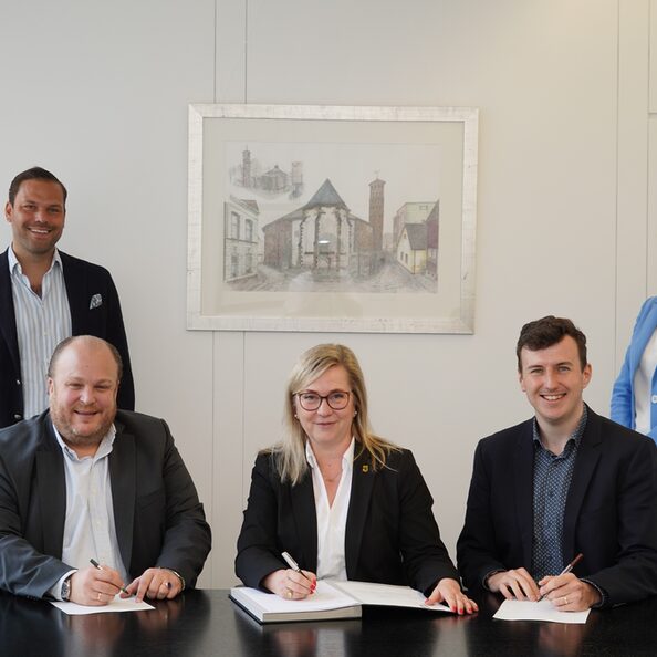 Peter-Josef Wolf (vordere Reihe von links), Bürgermeisterin Susanne Stupp und der Beigeordnete Andreas Pöttgen unterschrieben die Vereinbarungen in Anwesenheit von Kevin Krukau und der Ersten Beigeordneten Gudrun van Cleef.