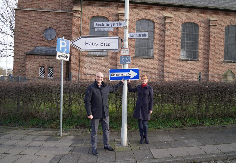 Die Erste Beigeordnete und Kämmerin Gudrun van Cleef (r.) sowie der Fachdienstleiter für Bürgerservice und Ordnung Norbert Sester machten im Februar auf die Einbahnstraßenregelung auf der Lahnstraße aufmerksam.