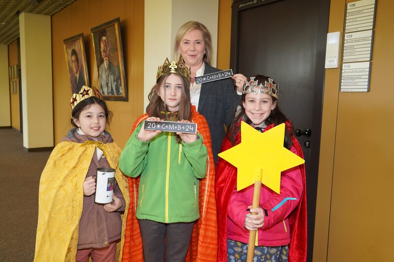 Bürgermeisterin Susanne Stupp nahm den Segen von drei Sternsingerinnen aus der Gemeinde St. Maria Königin entgegen.