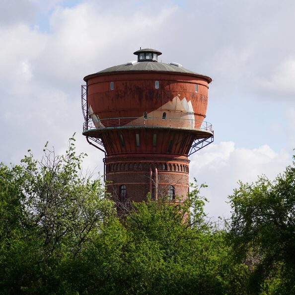 Mit den Wahrzeichen der Stadt Frechen, wie dem Wasserturm, beschäftigt sich der Tag des offenen Denkmals 2024.