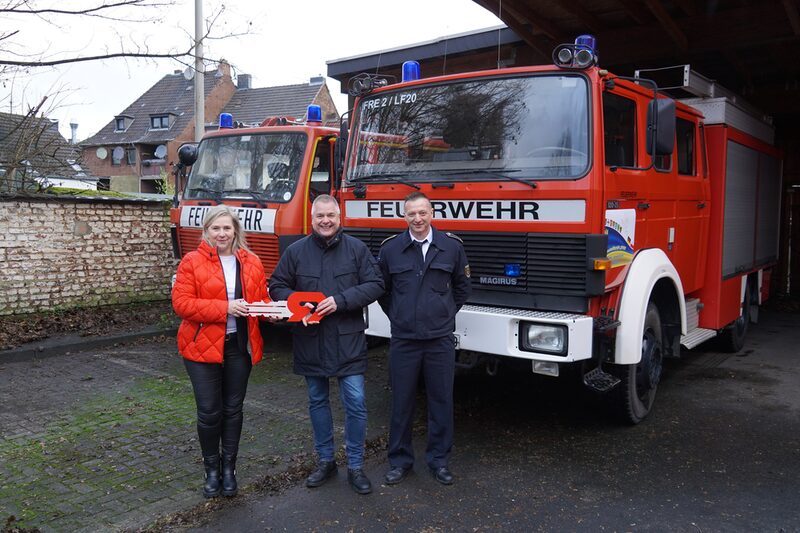 Harald Fischer (M.) übernahm die beiden Löschfahrzeuge von Bürgermeisterin Susanne Stupp und Feuerwehr-Fachdienstleiter Ralf Odermatt.