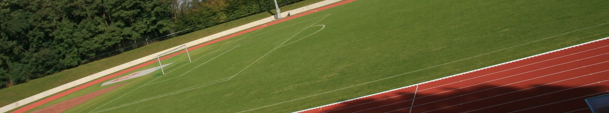 Das Foto zeigt den Rasenplatz im Kurt-Bornhoff-Stadion.