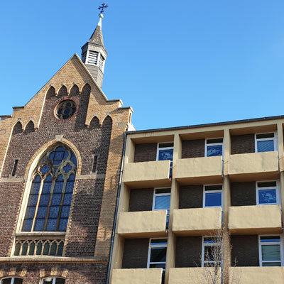 Das Foto zeigt einen Teil der Fassade des städtischen Musikschulgebäudes an der Dr. Tusch-Straße in Frechen.