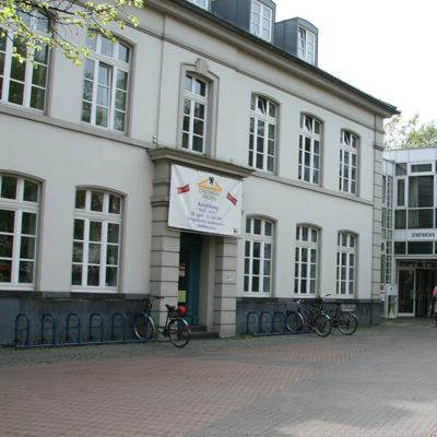 Das Bild zeigt des Sitz des Frechener Stadtarchivs an der Hauptstraße 110 bis 112 in Frechen.