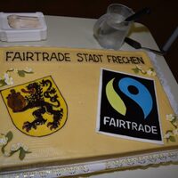 Das Bild zeigt die vom Stadtcafé gespendete Torte zur Urkundenfeier.
