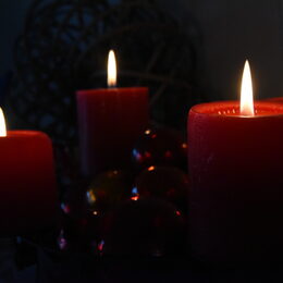 Bild zeigt 4 brennende Kerzen