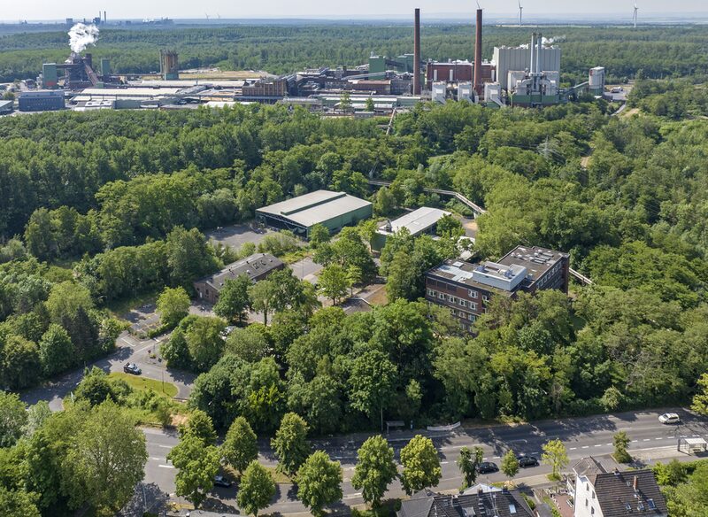 Das Bild zeigt ein Schrägluftbild des Forschungslabors Sibylla. Im Hintergrund ist die Fabrik Wachtberg zu erkennen.