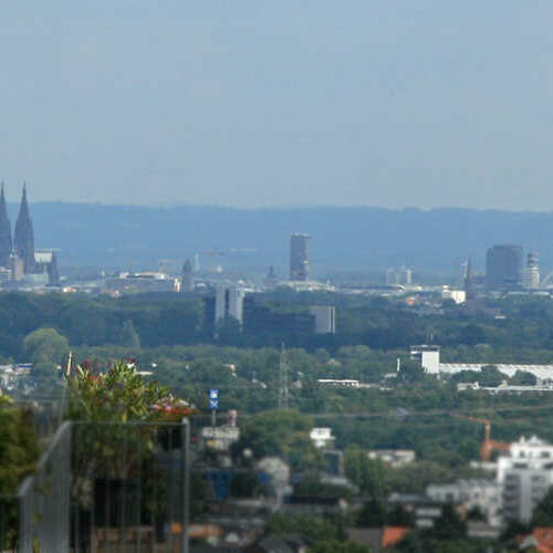 Die Aufnahme zeigt den Blick auf die Stadt Köln. Das Foto ist von einem Gebäude im Stadtteil Grube Carl aus gemacht.
