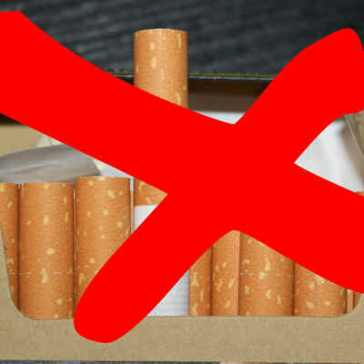 Symbolfoto Nichtraucherschutz: Eine Schachtel Zigaretten, rot durchgestrichen