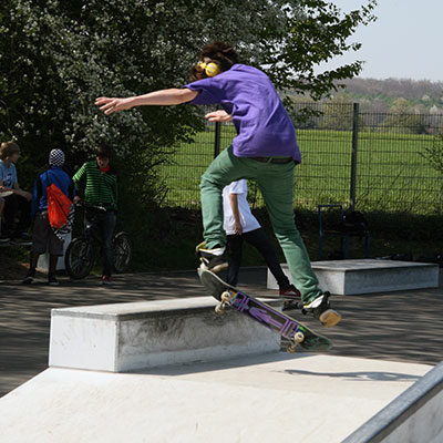 Die Aufnahme zeigt einen Skater auf der Skate-Anlage in Frechen-Königsdorf in Aktion.