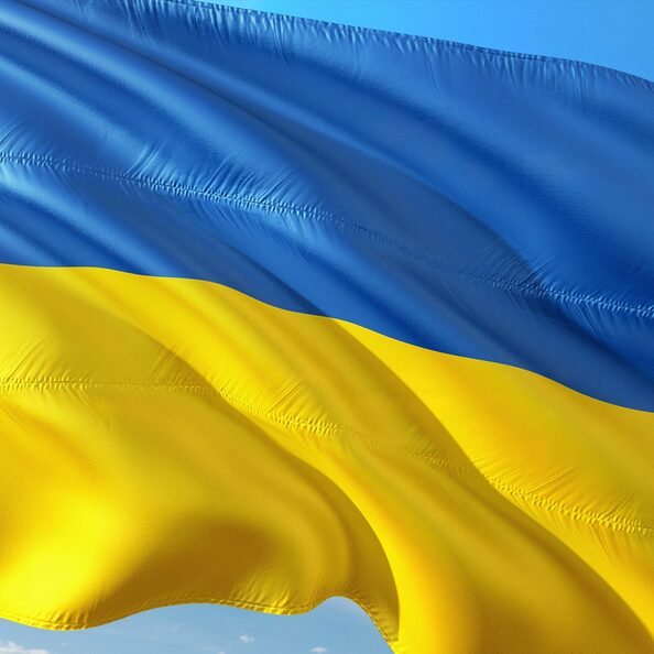 Das Symbolbild zeigt die Flagge der Ukraine im Wind.