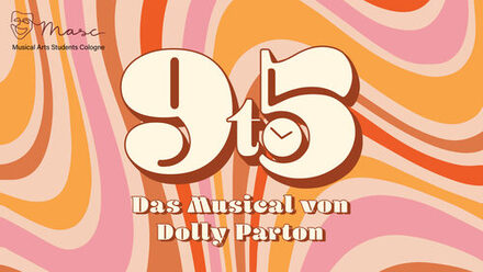 Auf der Grafik sehen Sie zentral den Schriftzug 9 to 5 mit dem Untertitel "Das Musical von Dolly Parton". Der Hintergrund erinnert farblich und stilistisch an die 70er-Jahre.